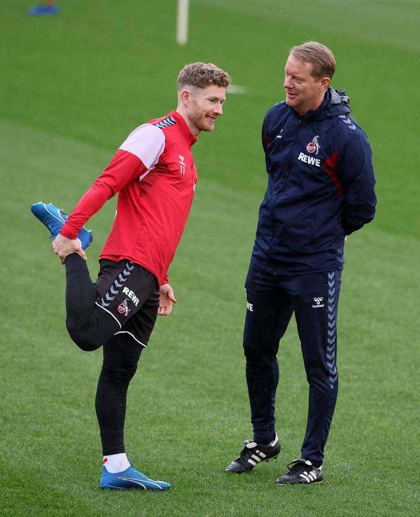 Florian Kainz unterhält sich mit Trainer Timo Schultz (1. FC Köln).