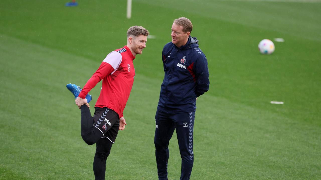 Florian Kainz unterhält sich mit Trainer Timo Schultz (1. FC Köln).