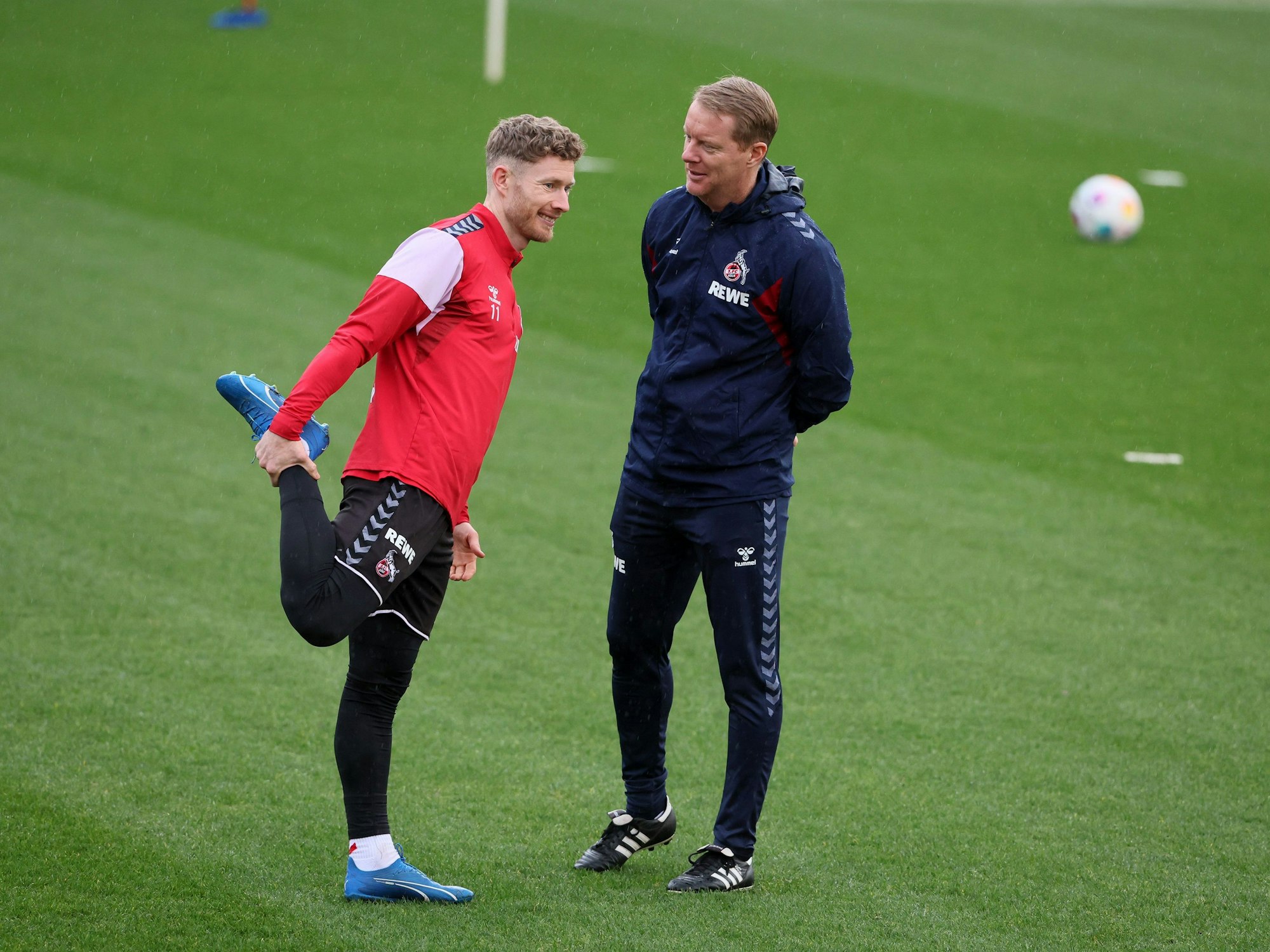 Florian Kainz unterhält sich mit Trainer Timo Schultz (1. FC Köln).