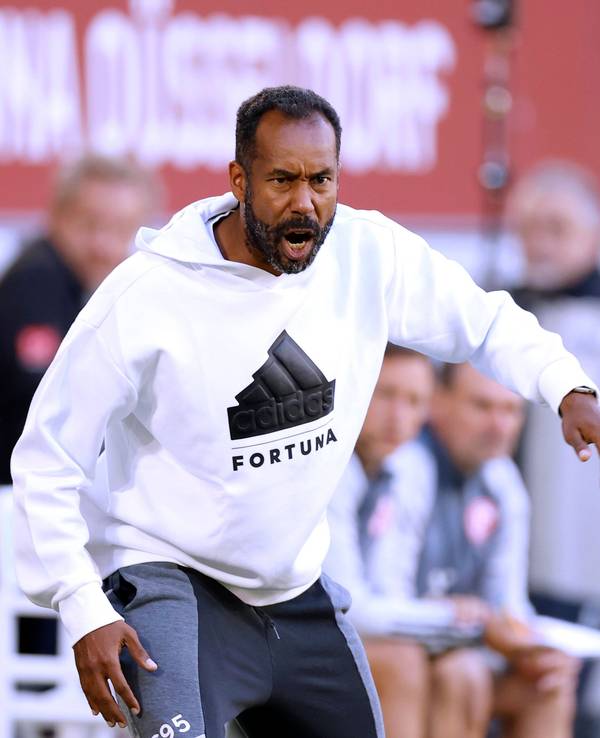 Fortuna Düsseldorfs Trainer Daniel Thioune gestikuliert im Spiel gegen Hannover 96 an der Seitenlinie.