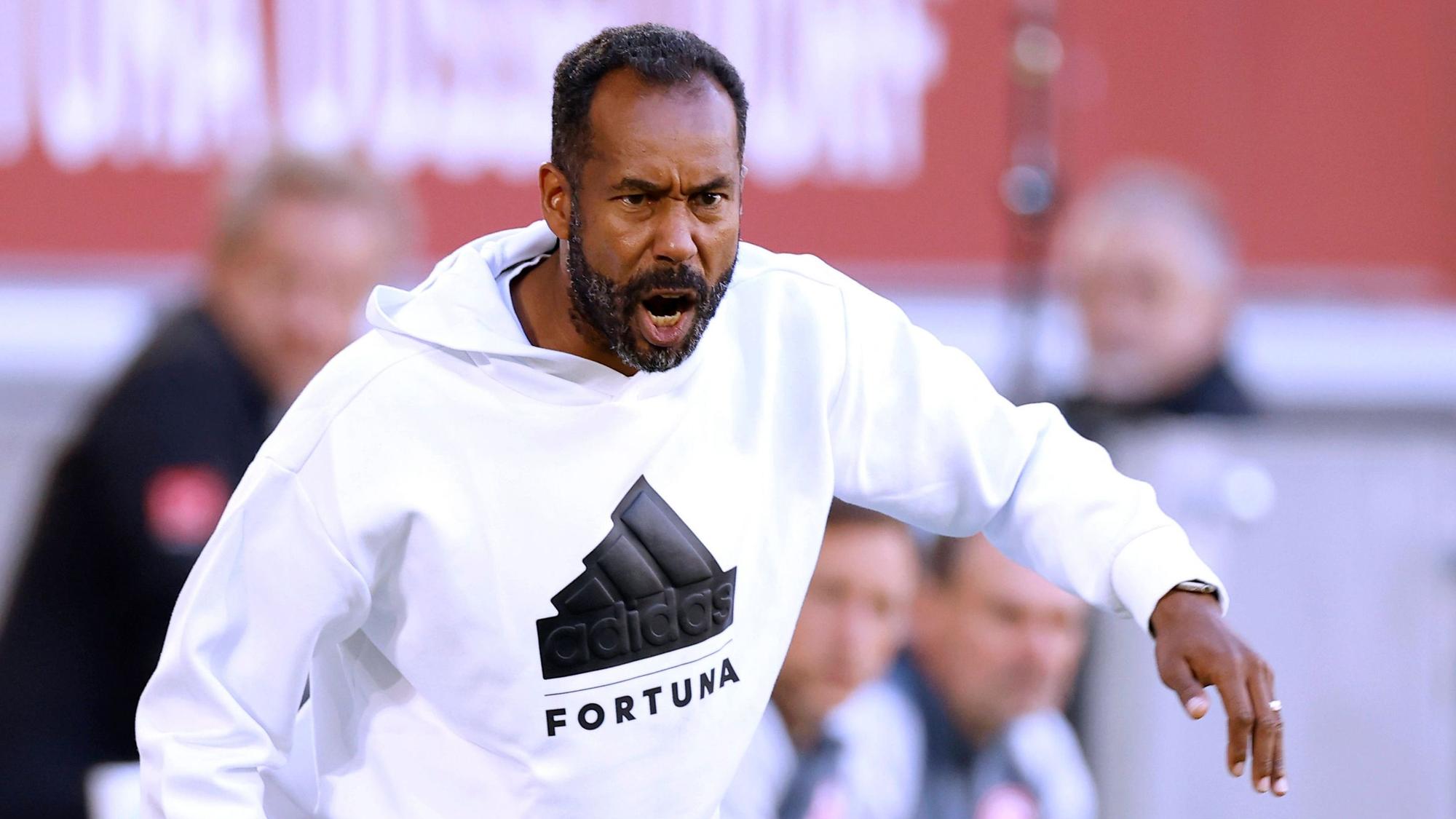 Fortuna Düsseldorfs Trainer Daniel Thioune gestikuliert im Spiel gegen Hannover 96 an der Seitenlinie.