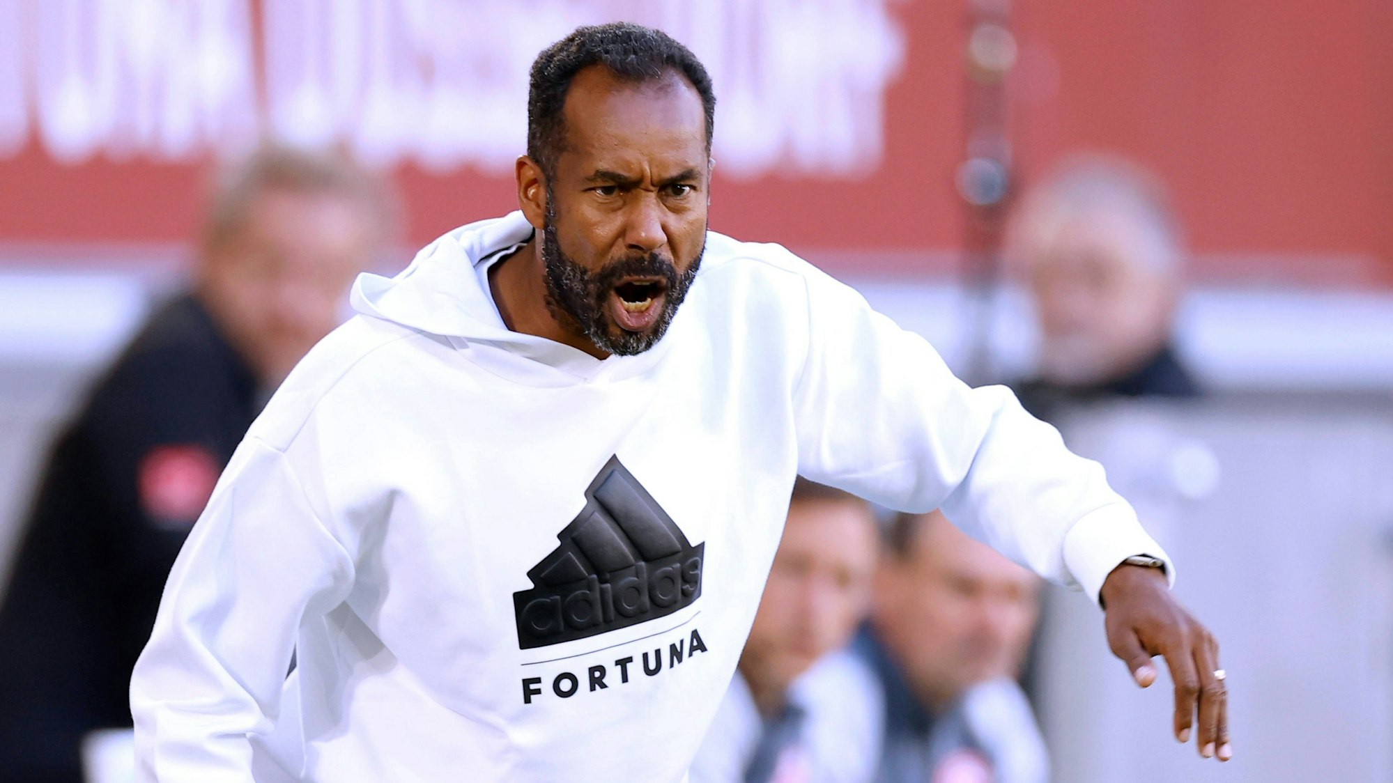 Fortuna Düsseldorfs Trainer Daniel Thioune gestikuliert im Spiel gegen Hannover 96 an der Seitenlinie.