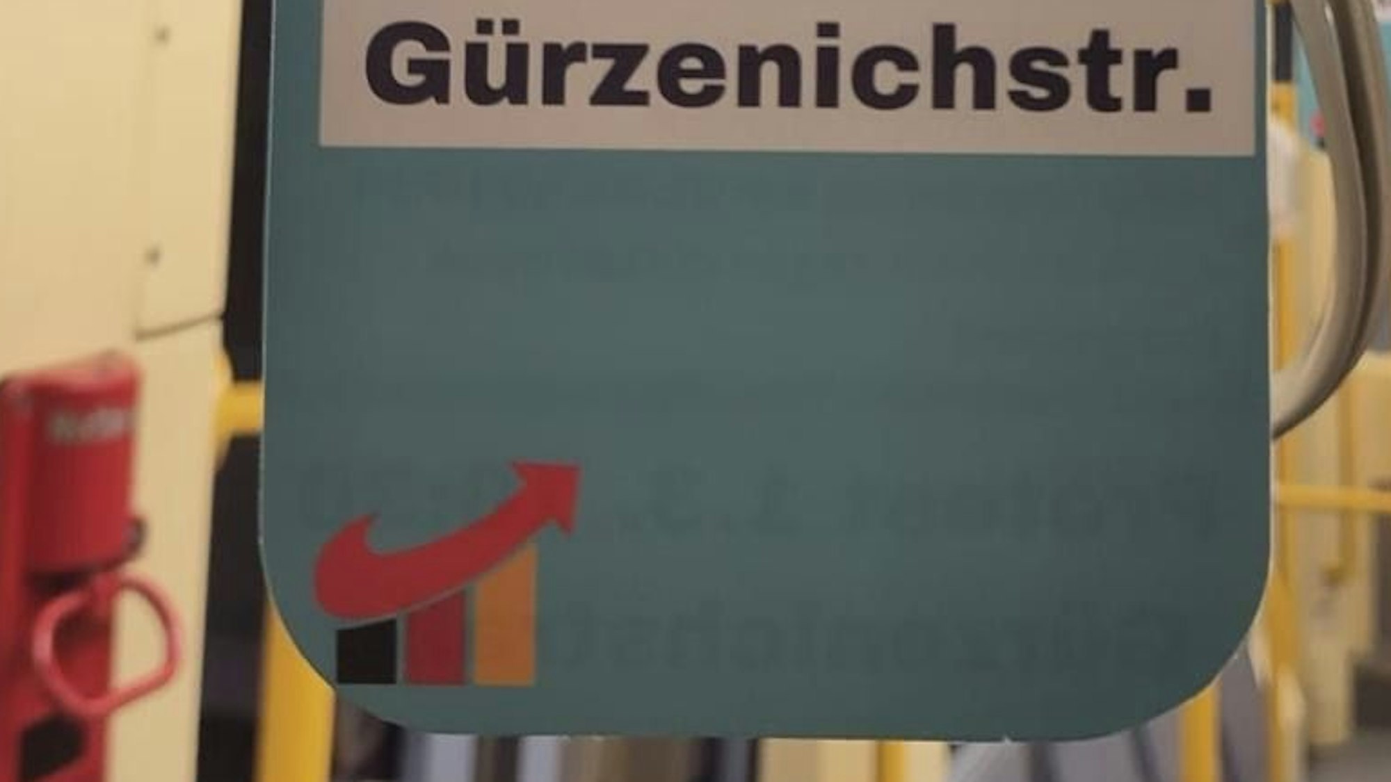 Fridays for Future hat in Kölner KVB-Bahnen Flyer aufgehängt, auf denen das Logo der CDU mit dem der AfD vermischt wird.