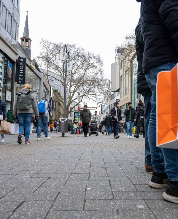 Menschen laufen über die Schildergasse.