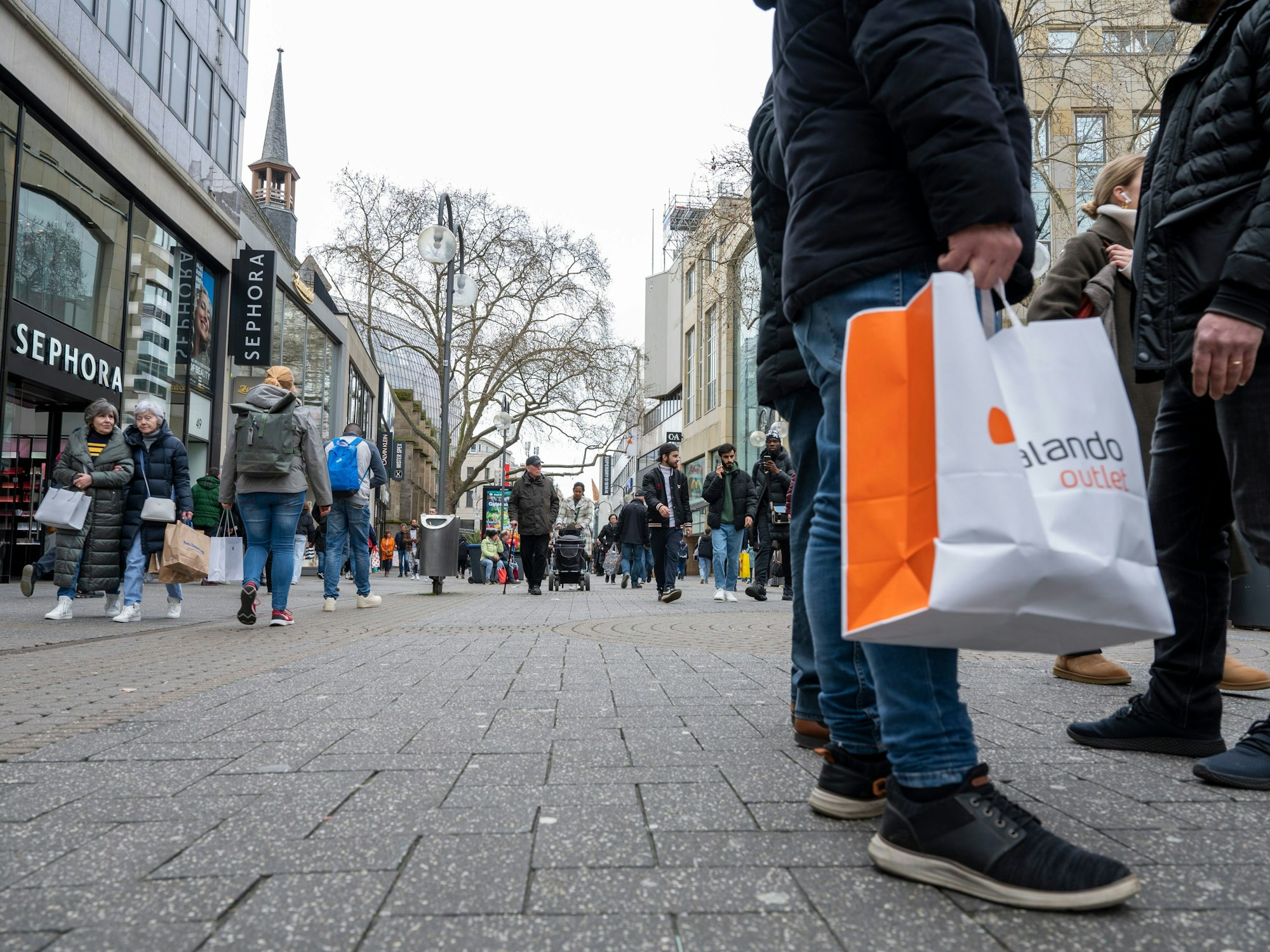 Menschen laufen über die Schildergasse.