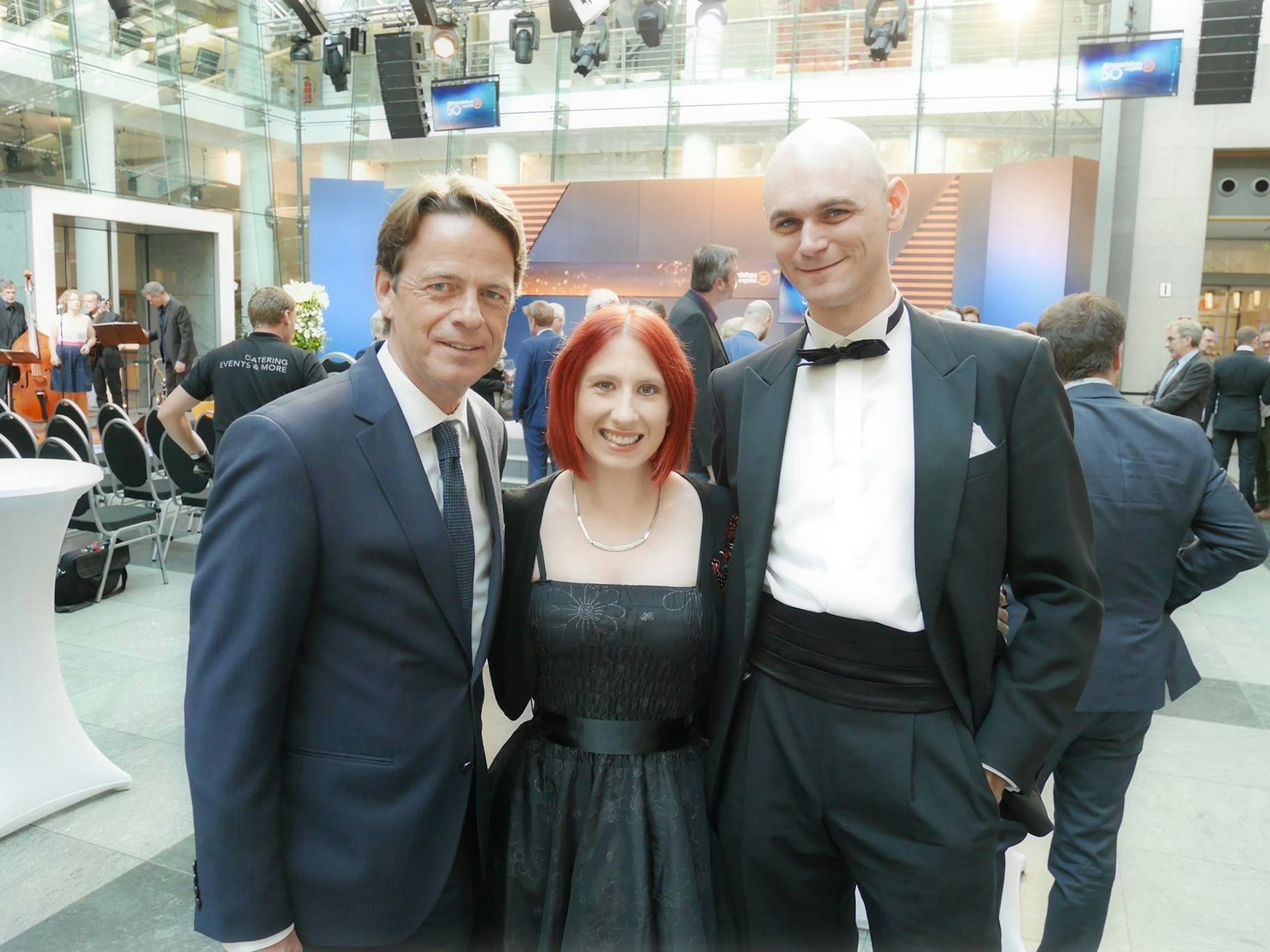 Lydia Benecke steht zwischen Moderator Rudi Cerne (l.) und ihrem Lebensgefährten Sebastian Burda.