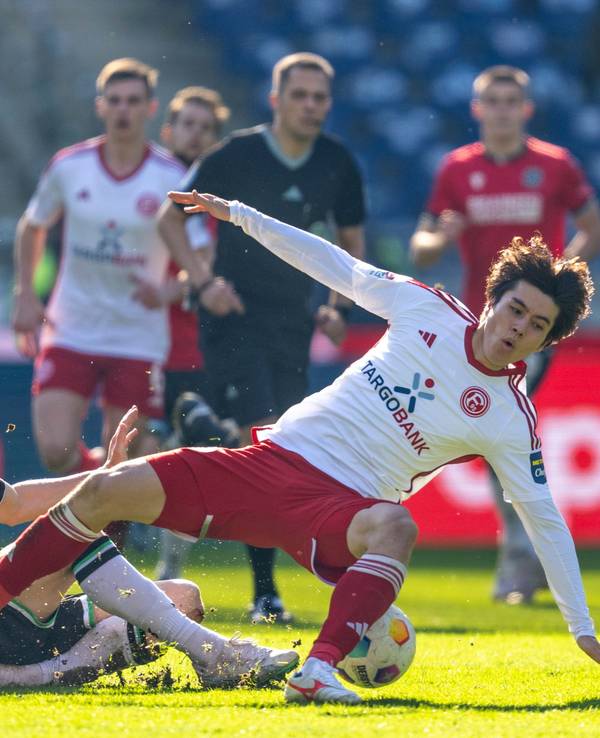 Hannovers Max Christiansen und Fortuna Düsseldorfs Ao Tanaka kämpfen um den Ball.