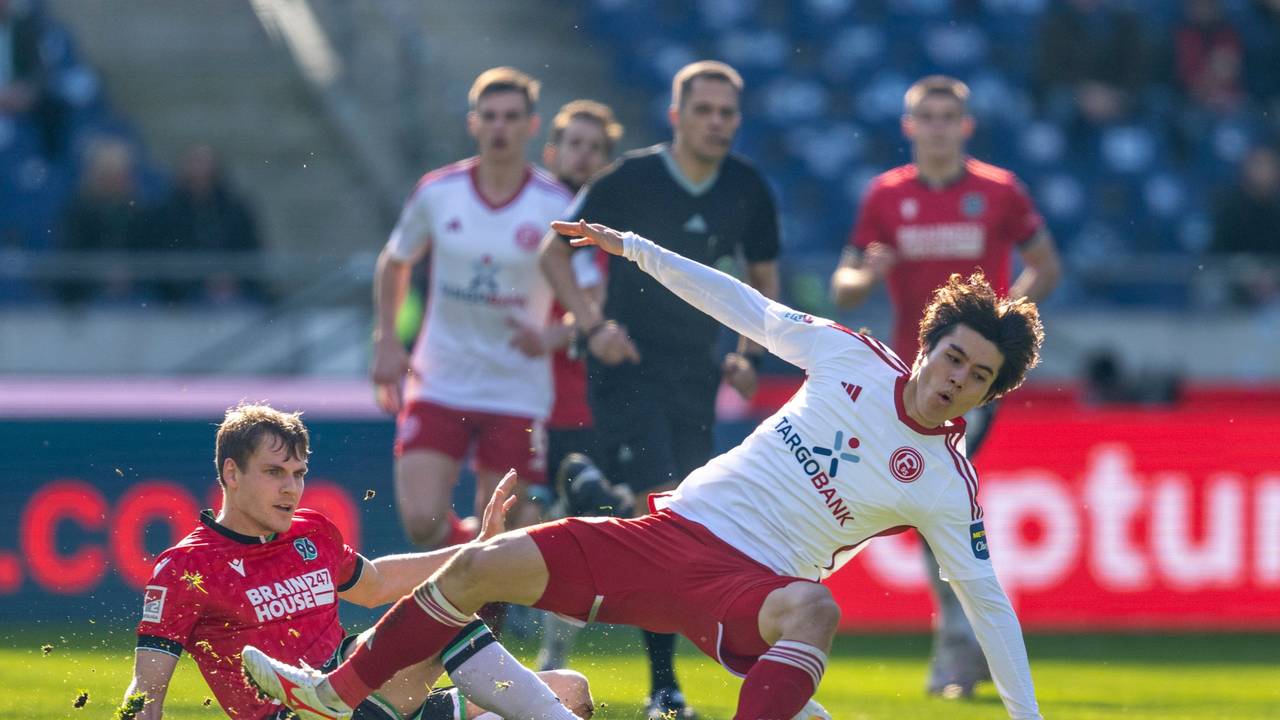 Hannovers Max Christiansen und Fortuna Düsseldorfs Ao Tanaka kämpfen um den Ball.