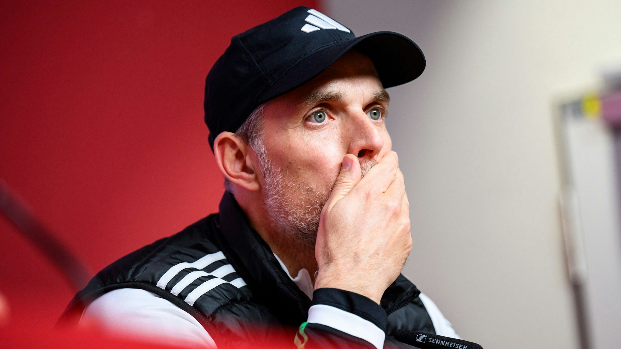 Thomas Tuchel bei der Pressekonferenz nach dem Spiel in Freiburg.