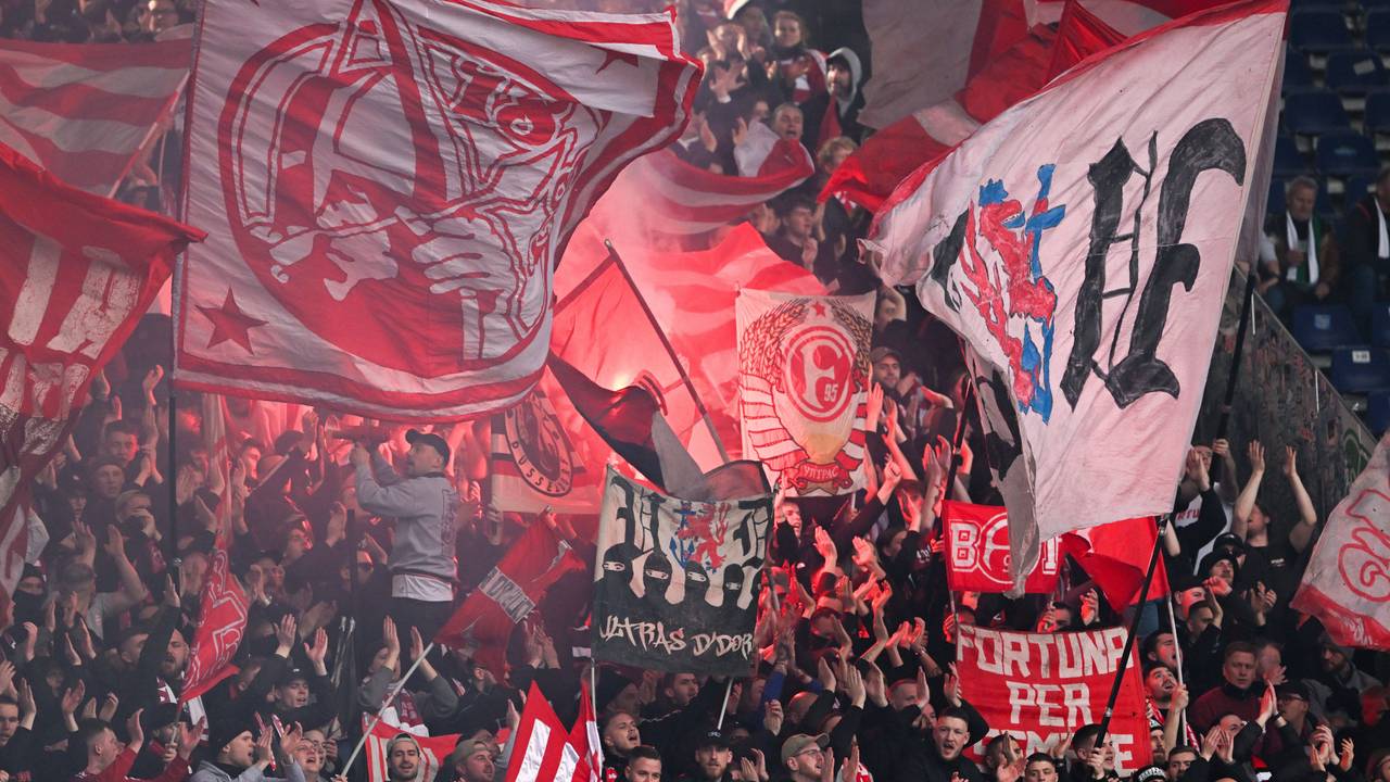 Die Fans von Fortuna Düsseldorf schwenken beim Auswärtsspiel gegen Hannover 96 ihre Fahnen.