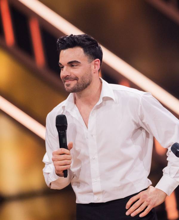 Biyon Kattilathu (rechts), Coach, und Stefano Zarrella, Food-Creator, stehen in der Kennenlernshow der RTL-Tanzshow „Let's Dance“ zum Auftakt der neuen Staffel auf dem Parkett im Coloneum.