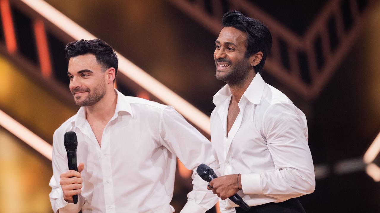 Biyon Kattilathu (rechts), Coach, und Stefano Zarrella, Food-Creator, stehen in der Kennenlernshow der RTL-Tanzshow „Let's Dance“ zum Auftakt der neuen Staffel auf dem Parkett im Coloneum.