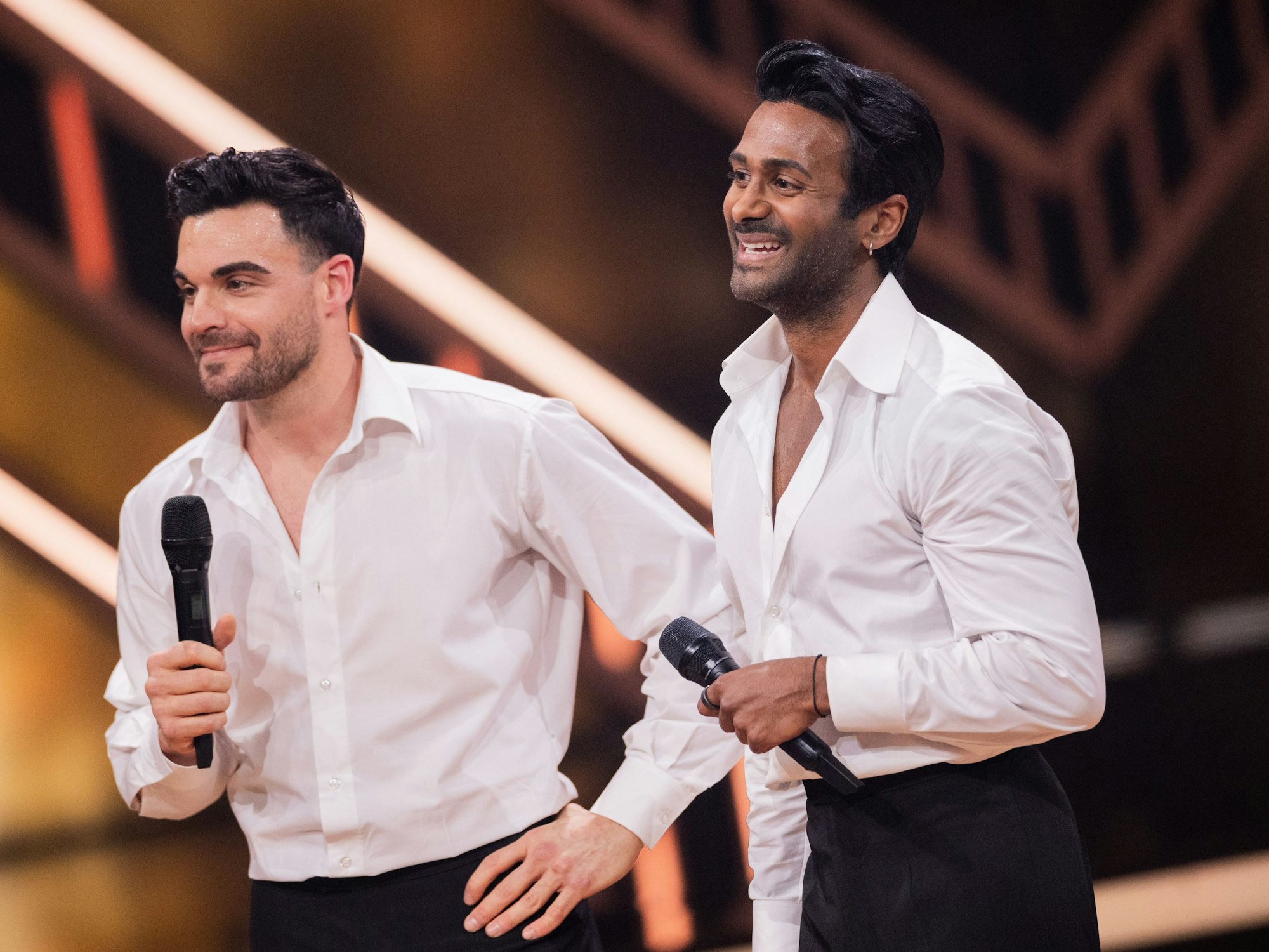 Biyon Kattilathu (rechts), Coach, und Stefano Zarrella, Food-Creator, stehen in der Kennenlernshow der RTL-Tanzshow „Let's Dance“ zum Auftakt der neuen Staffel auf dem Parkett im Coloneum.