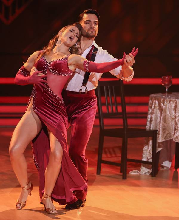 Stefano Zarrella, Food-Creator, und Mariia Maksina, Profitänzerin, stehen in der RTL-Tanzshow „Let's Dance“ zum Auftakt der neuen Staffel auf dem Parkett im Coloneum.