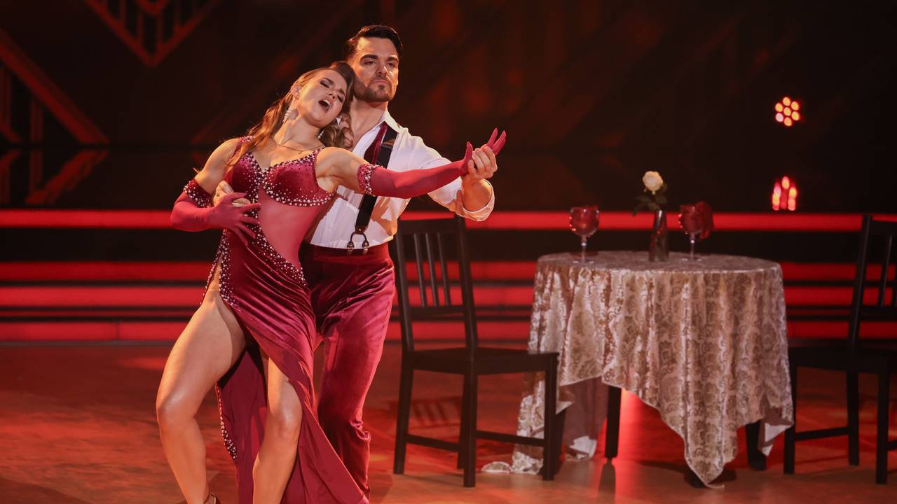 Stefano Zarrella, Food-Creator, und Mariia Maksina, Profitänzerin, stehen in der RTL-Tanzshow „Let's Dance“ zum Auftakt der neuen Staffel auf dem Parkett im Coloneum.