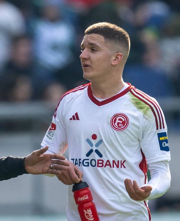 Fortuna Düsseldorfs Trainer Daniel Thioune und Doppeltorschütze Christos Tzolis sprechen auf dem Platz.