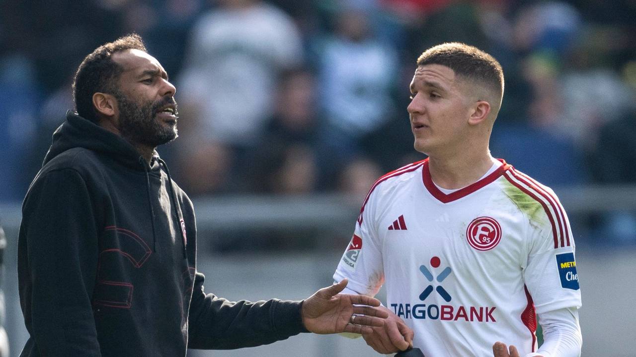 Fortuna Düsseldorfs Trainer Daniel Thioune und Doppeltorschütze Christos Tzolis sprechen auf dem Platz.