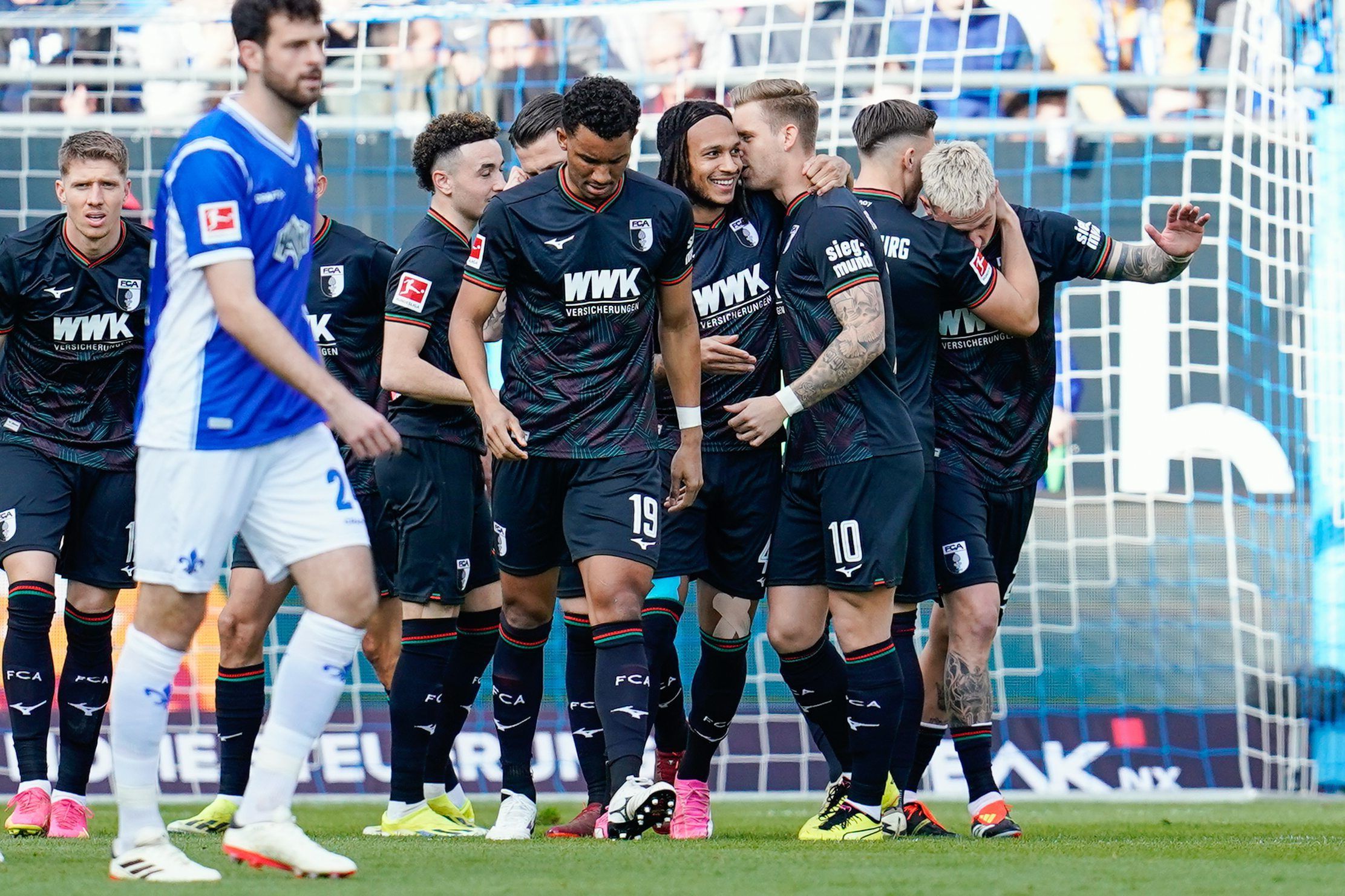 Augsburgs Mannschaft jubelt über das Tor zum 0:1.