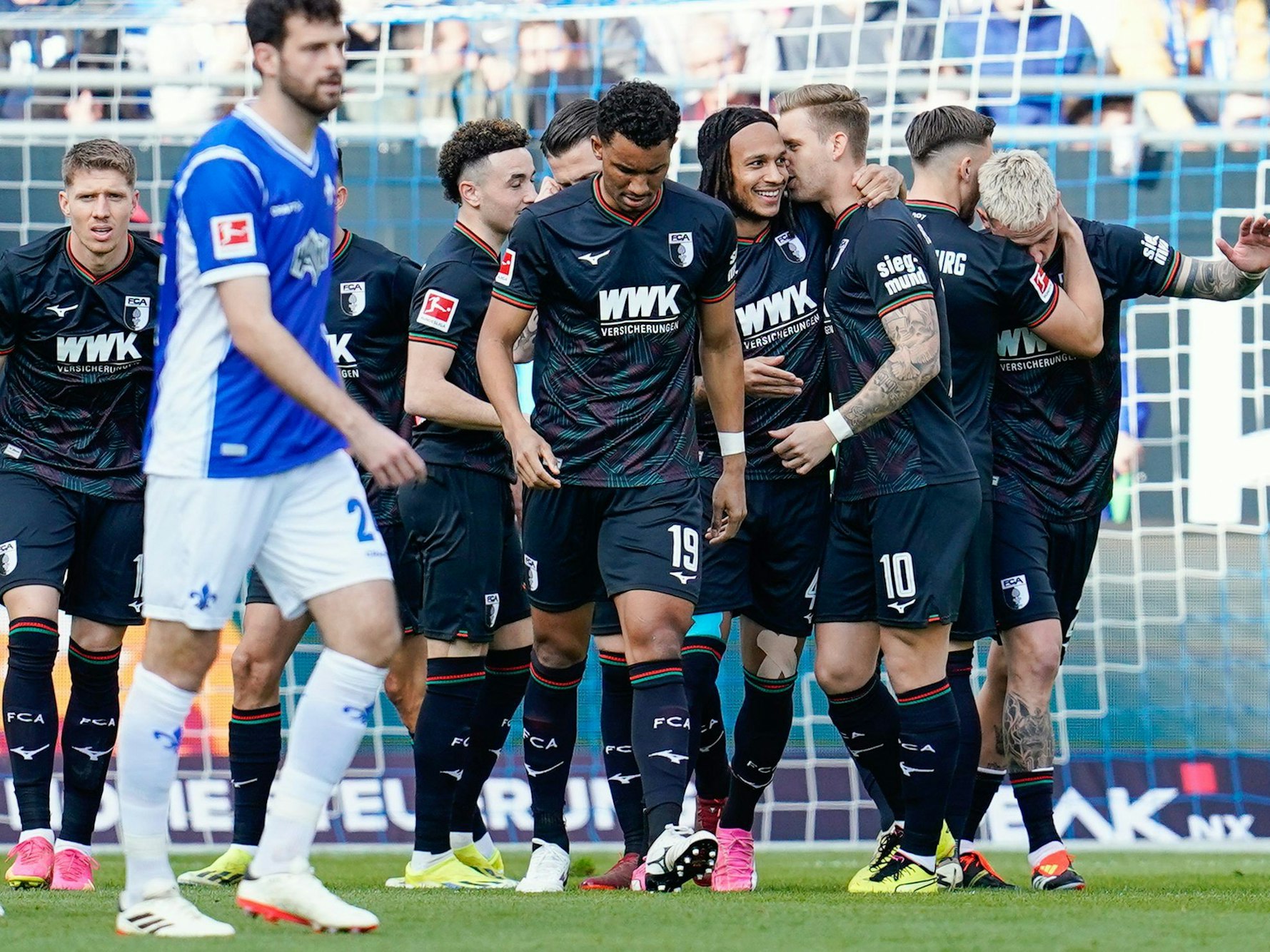 Augsburgs Mannschaft jubelt über das Tor zum 0:1.