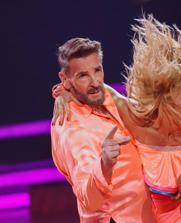 Schauspieler Mark Keller und Profitänzer Kathrin Menzinger tanzten in Show 1 von Let's Dance einen Cha-Cha-Cha.