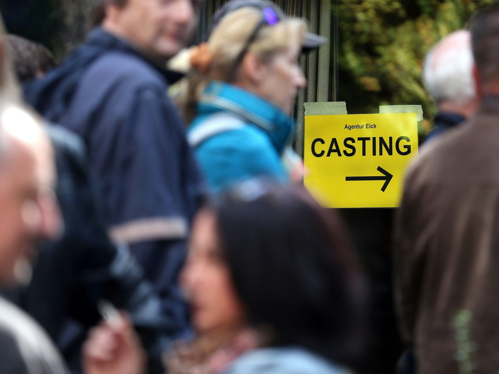 Teilnehmer für ein Casting stehen vor dem Gemeindehaus St. Bonifatius.