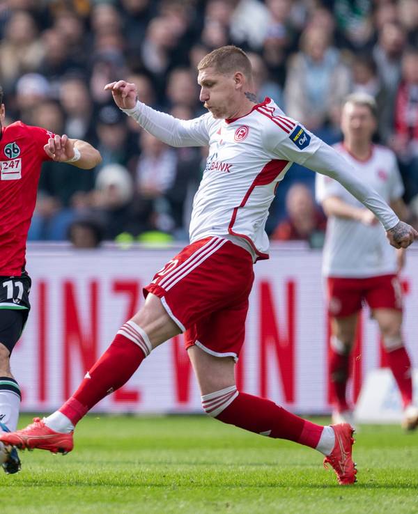 Hannovers Louis Schaub und Fortuna Düsseldorfs Jordy de Wijs kämpfen um den Ball.