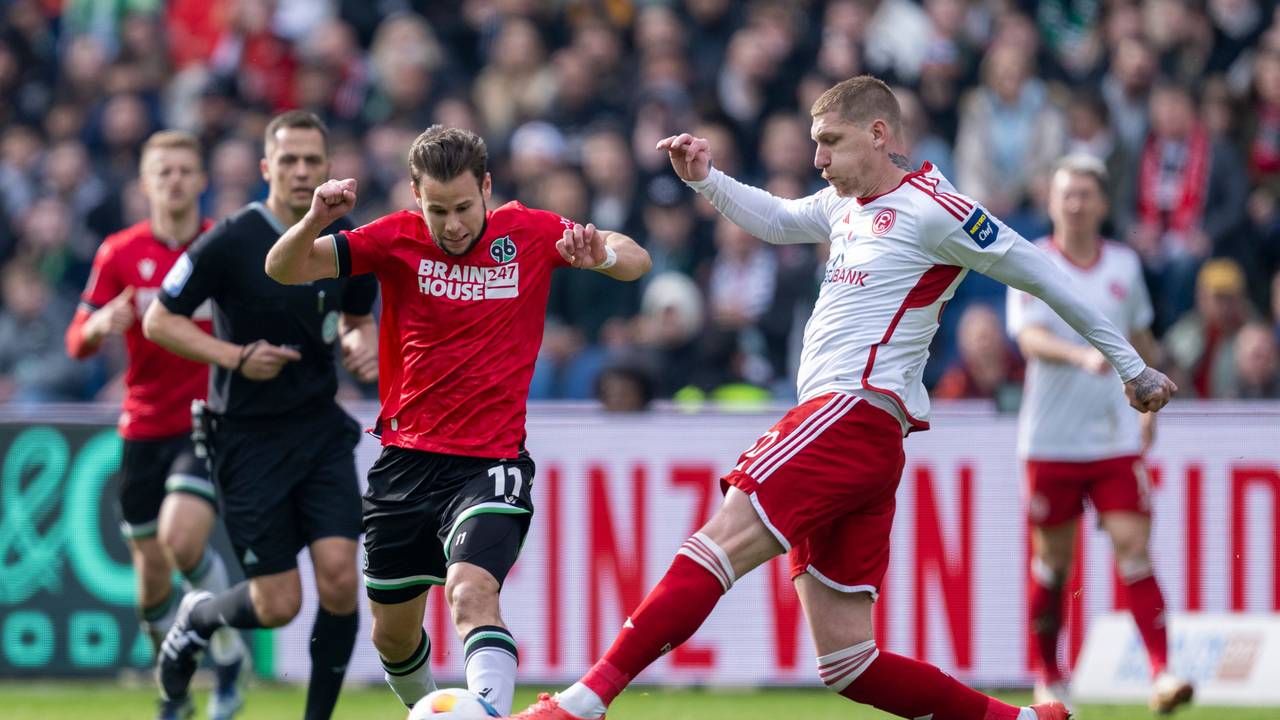 Hannovers Louis Schaub und Fortuna Düsseldorfs Jordy de Wijs kämpfen um den Ball.