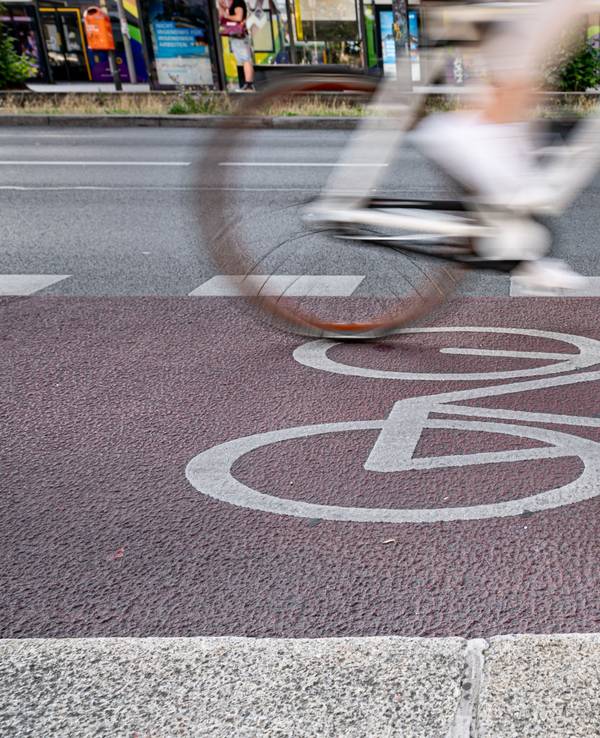 Ein Fahrradfahrer fährt auf einem Radweg in Berlin-Friedrichshain, hier im Juli 2023.