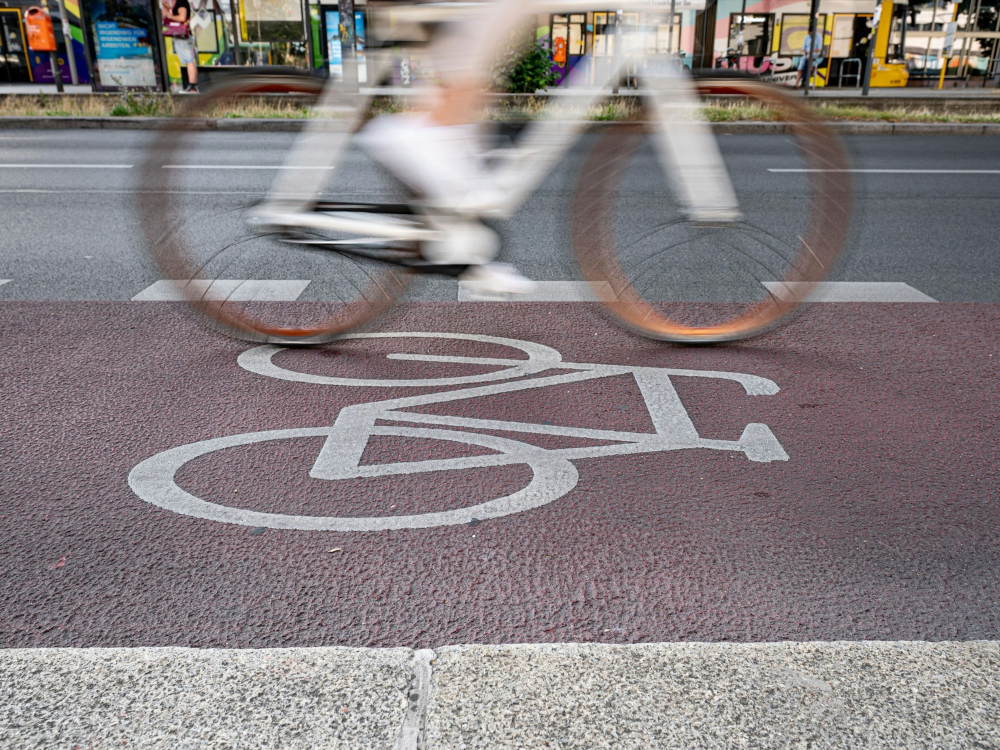 Ein Fahrradfahrer fährt auf einem Radweg in Berlin-Friedrichshain, hier im Juli 2023.