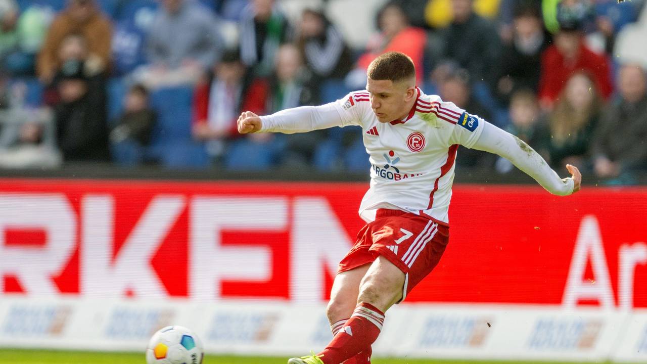 Düsseldorfs Christos Tzolis spielt einen Pass.