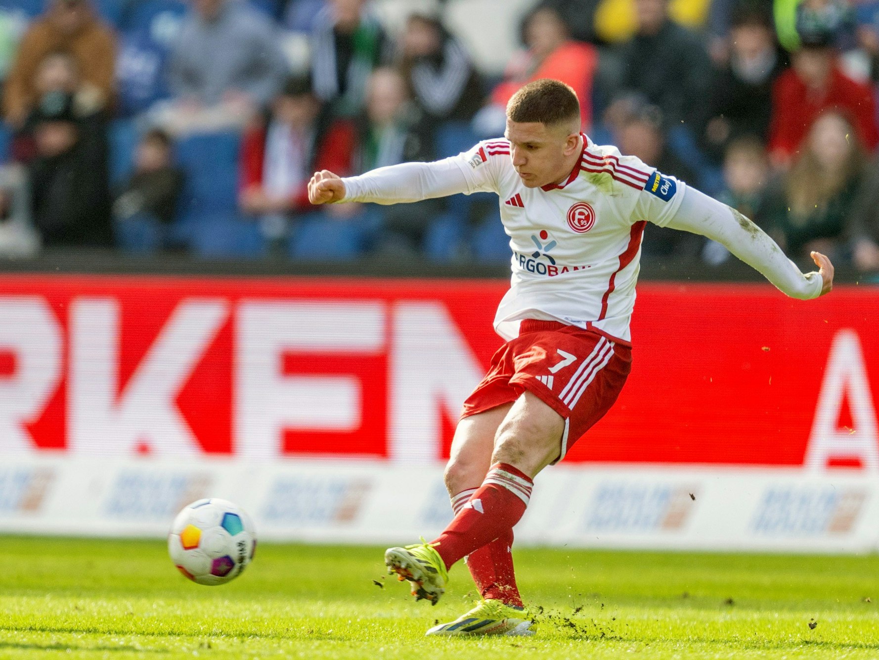 Düsseldorfs Christos Tzolis spielt einen Pass.