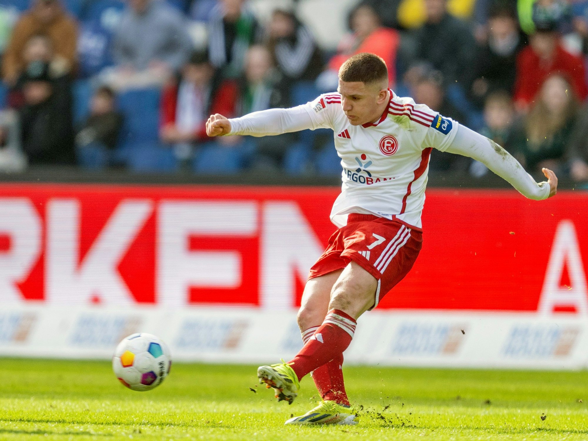 Düsseldorfs Christos Tzolis spielt einen Pass.