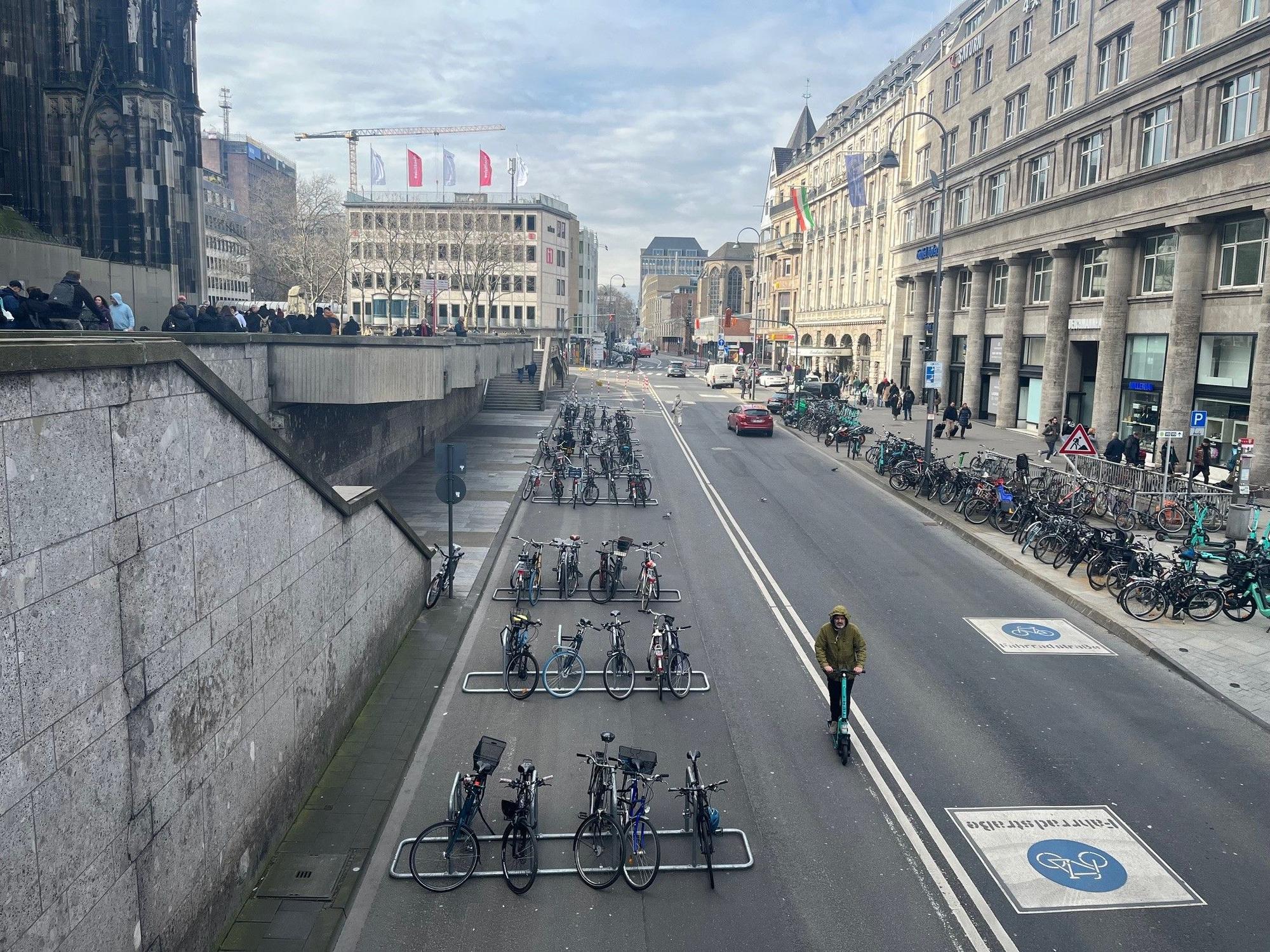 Neben der Fahrradstraße hat die Stadt die Fahrradständer montiert.