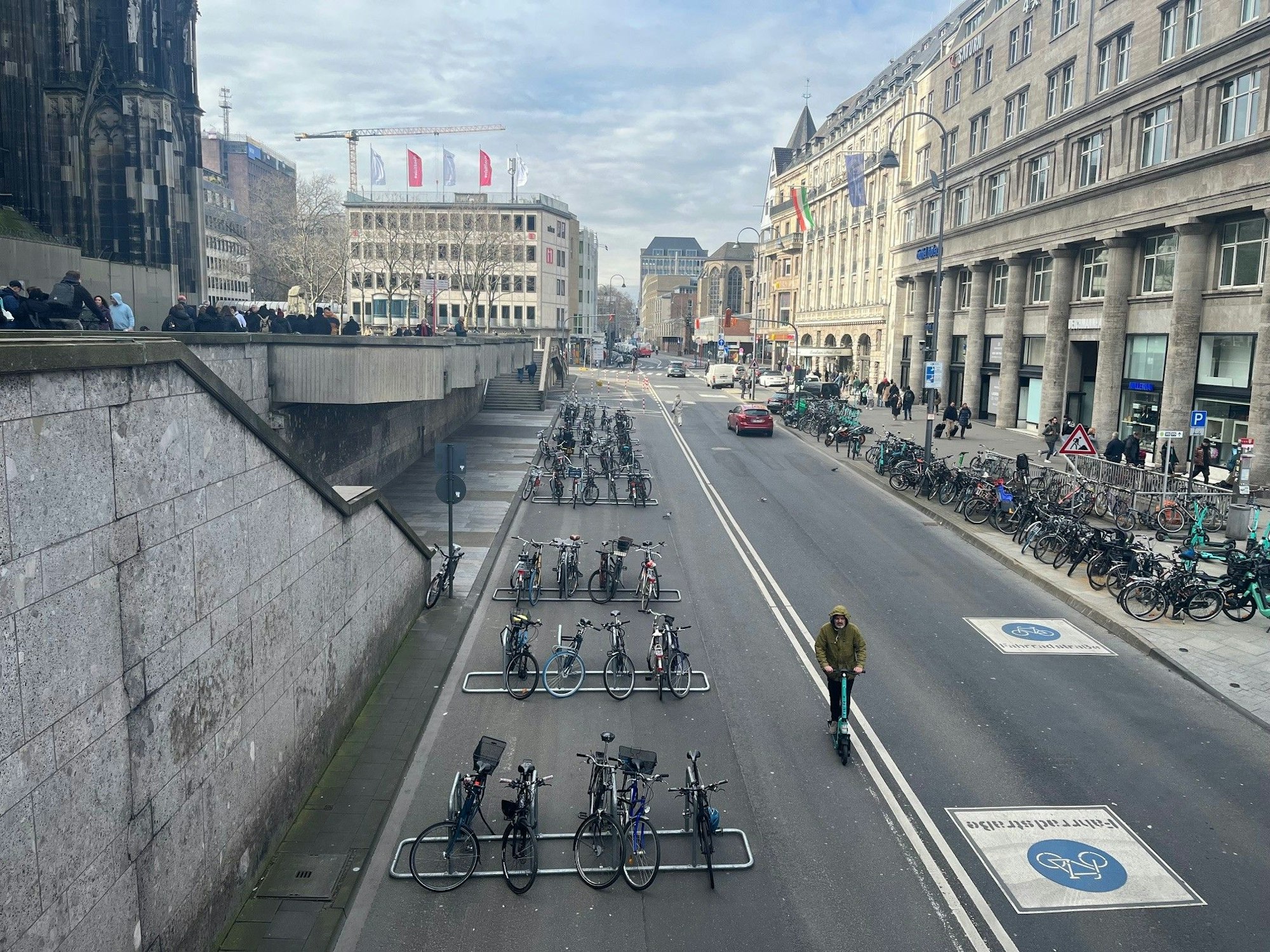 Neben der Fahrradstraße hat die Stadt die Fahrradständer montiert.