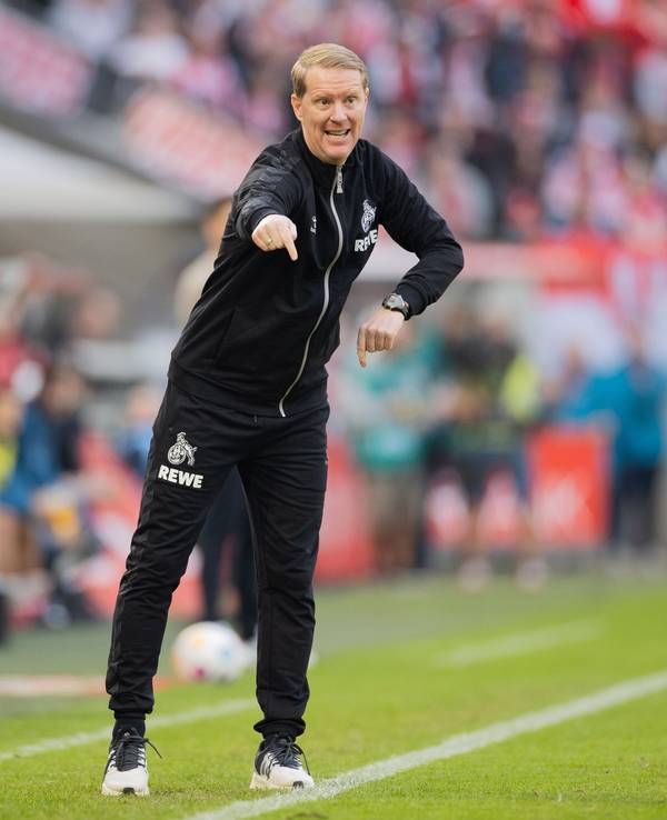 Kölns Trainer Timo Schultz zeigt an der Seitenlinie etwas an.