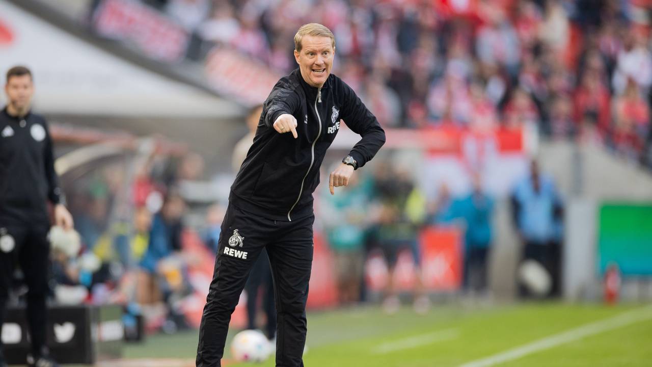 Kölns Trainer Timo Schultz zeigt an der Seitenlinie etwas an.
