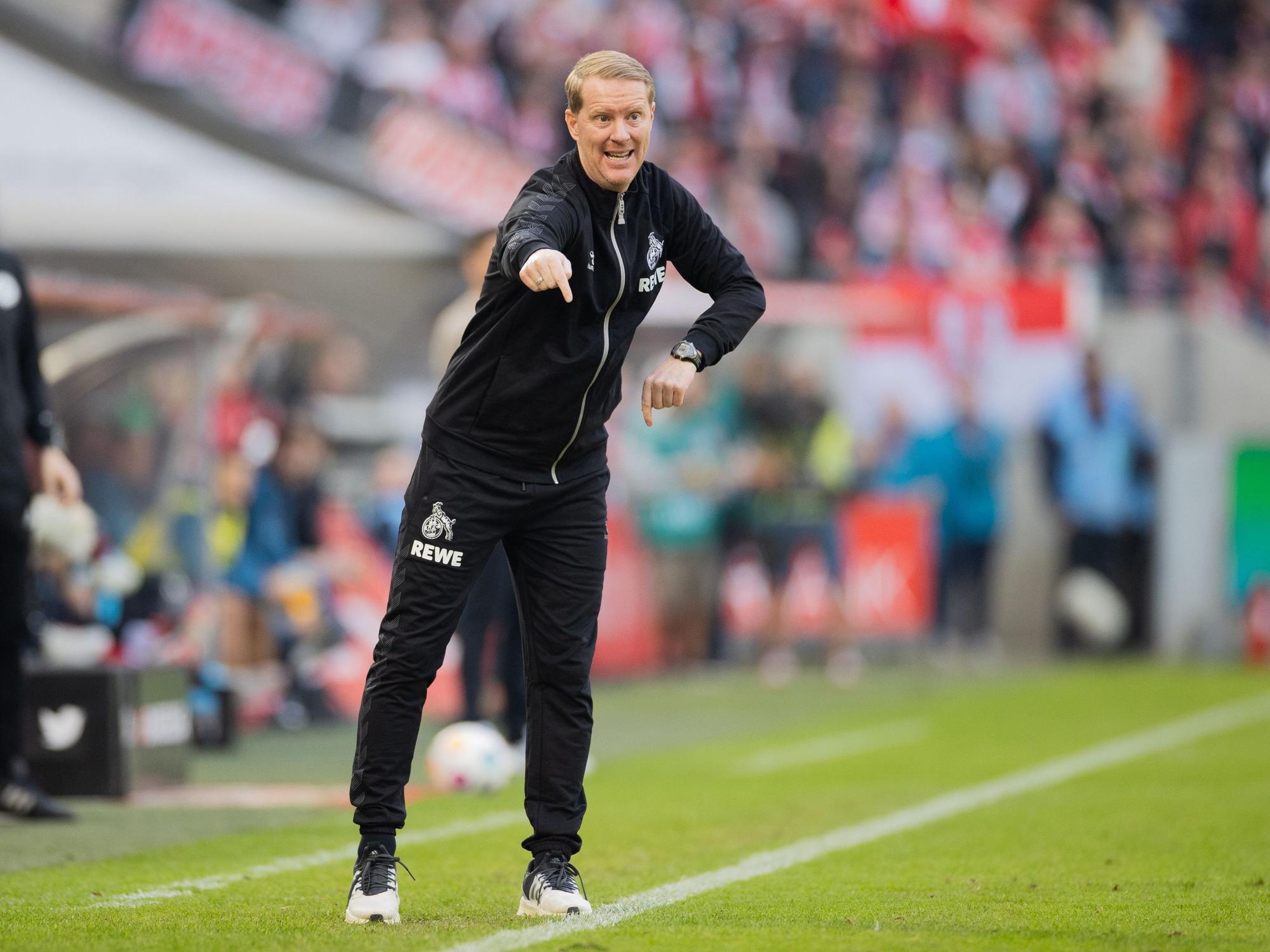 Kölns Trainer Timo Schultz zeigt an der Seitenlinie etwas an.