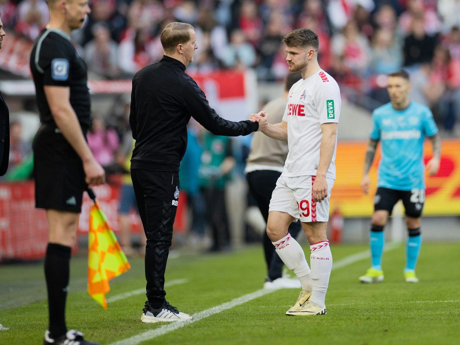 Jan Thielmann klatscht mit Timo Schultz ab.