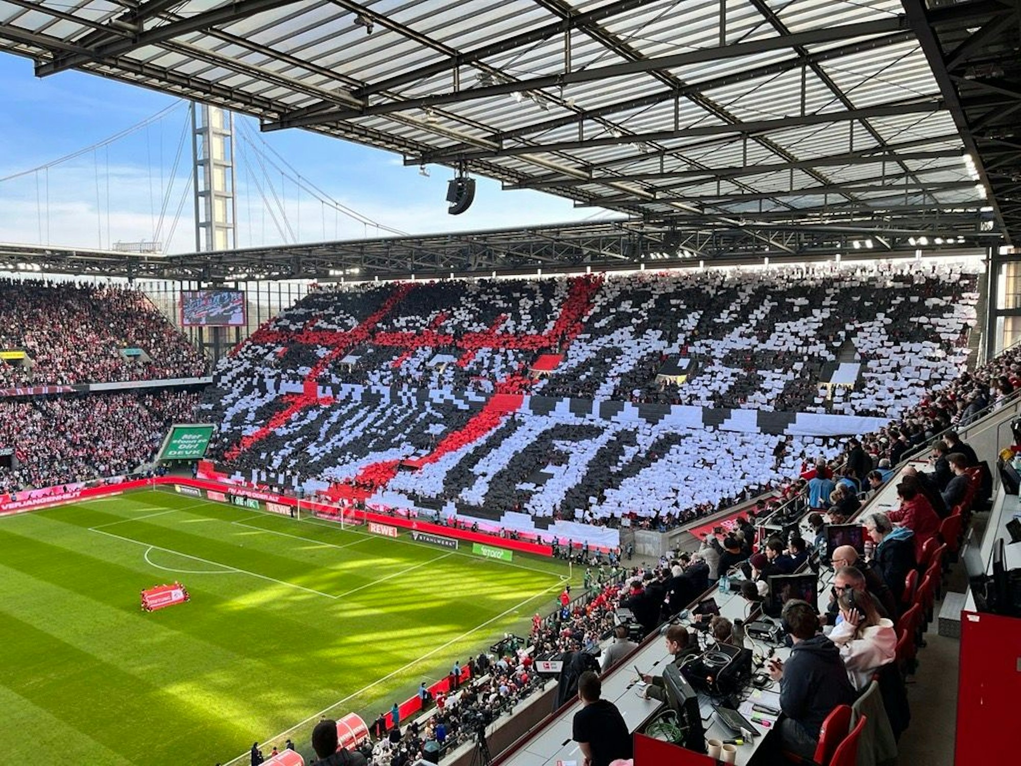 Die FC-Choreo vor dem Spiel gegen Leverkusen am 3. März 2024: „Gruppe Anti Lev“ ist zu lesen.
