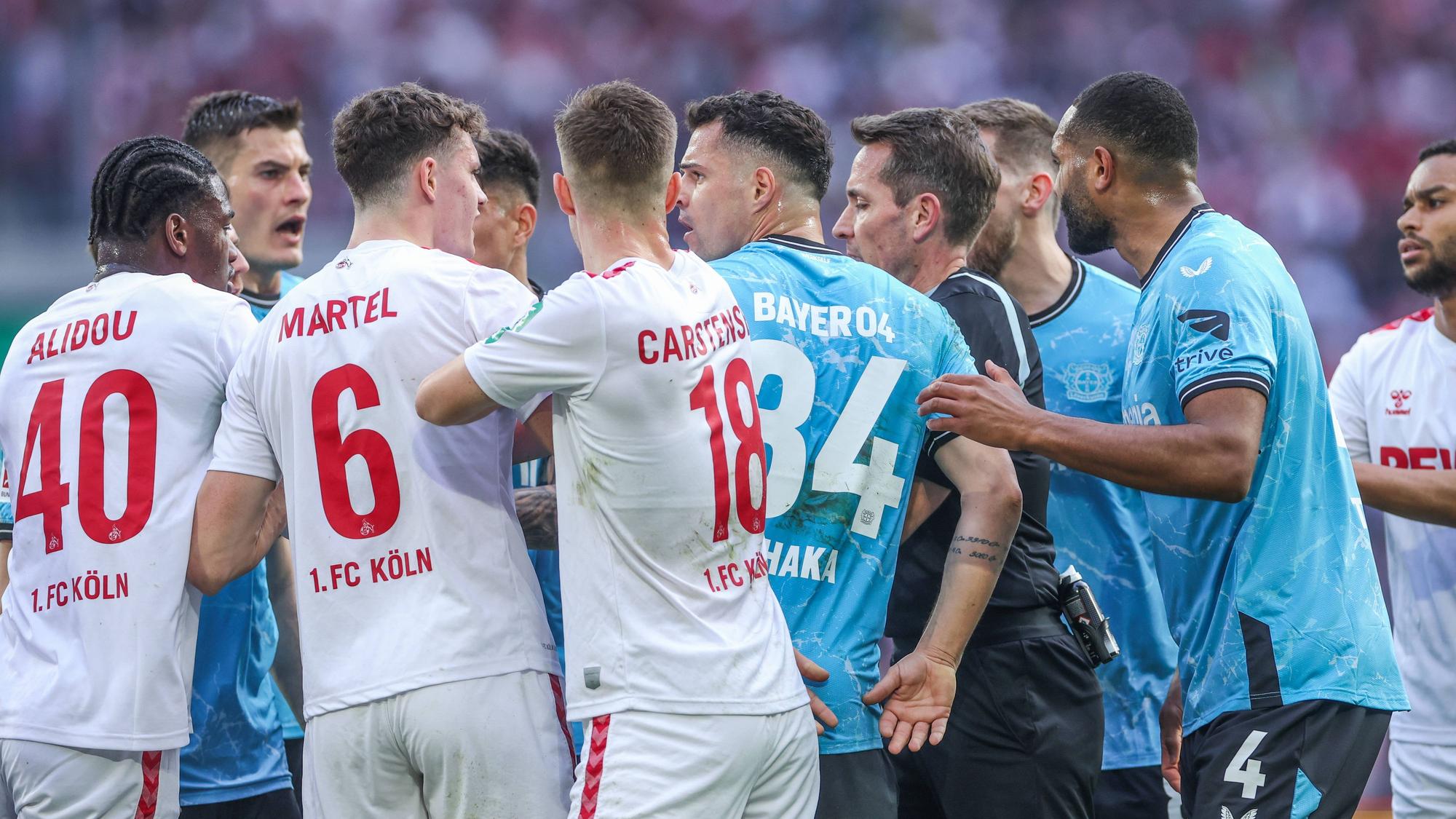 Rudelbildung beim Derby zwischen Köln und Leverkusen.