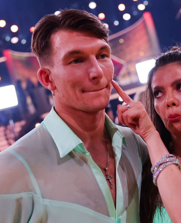 Maria Clara Groppler, Comedian, und Mikael Tatarkin, Profitänzer, stehen in der RTL-Tanzshow „Let's Dance“ zum Auftakt der neuen Staffel auf dem Parkett im Coloneum.