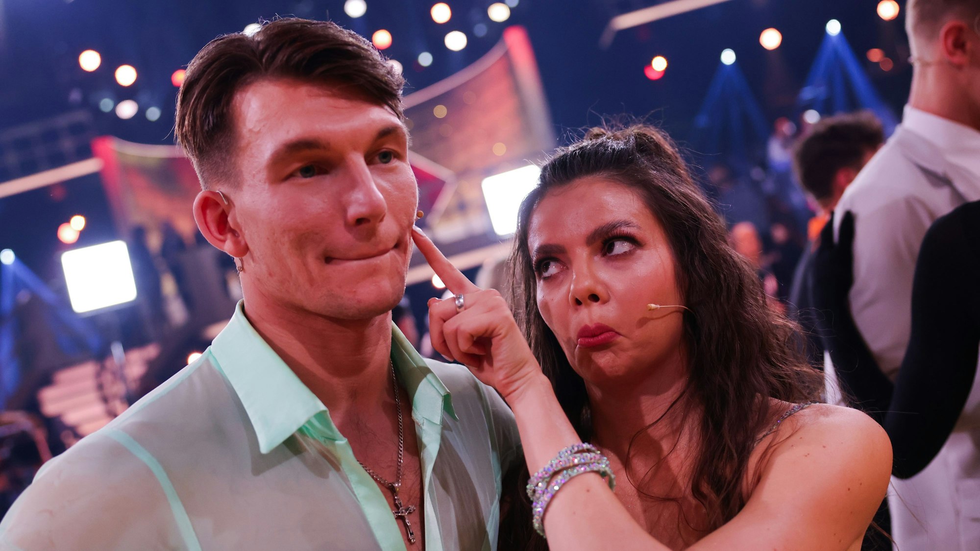 Maria Clara Groppler, Comedian, und Mikael Tatarkin, Profitänzer, stehen in der RTL-Tanzshow „Let's Dance“ zum Auftakt der neuen Staffel auf dem Parkett im Coloneum.