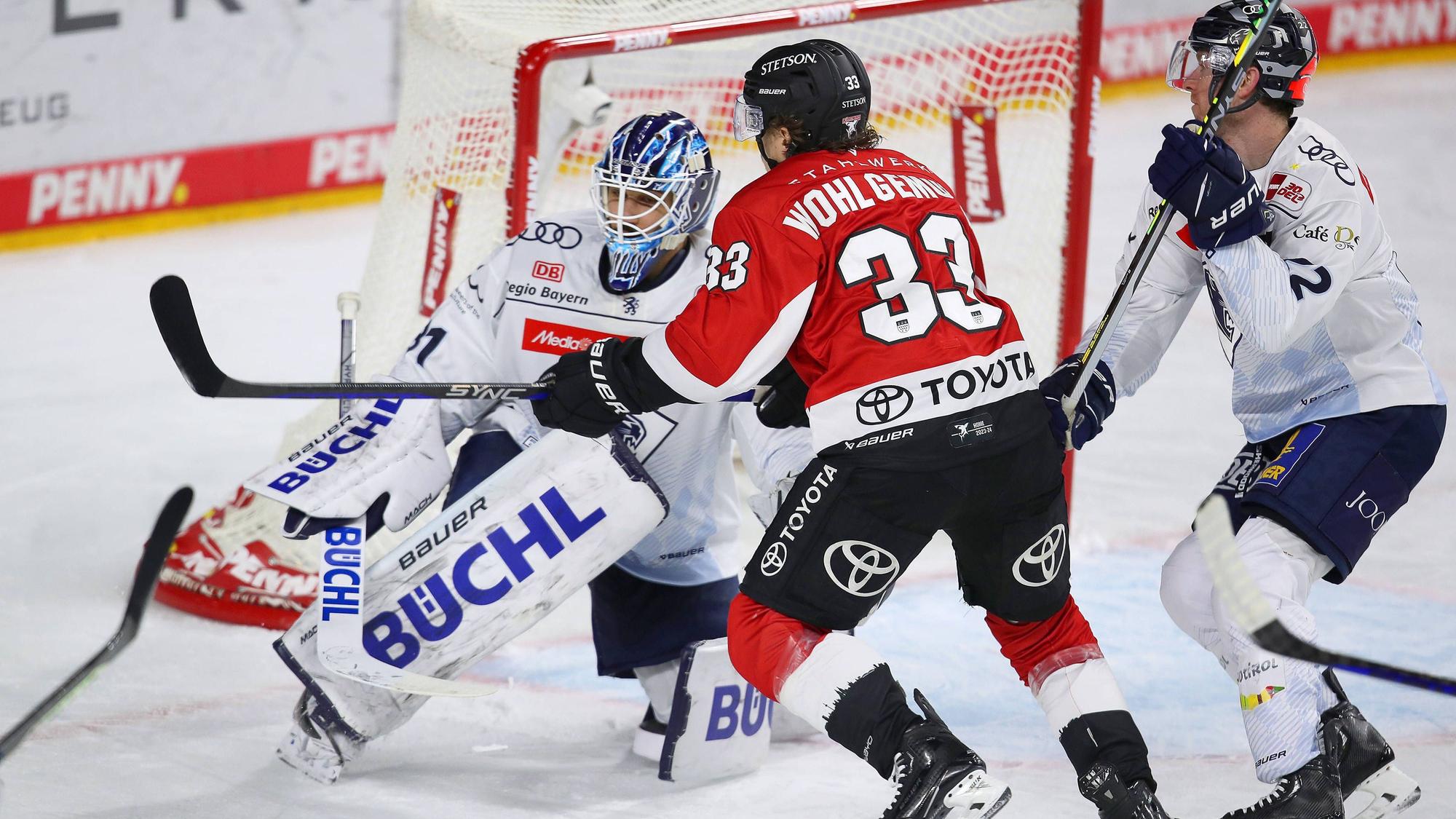 Tim Wohlgemuth schießt den Puck auf das Tor von Torhüter Devin Williams.