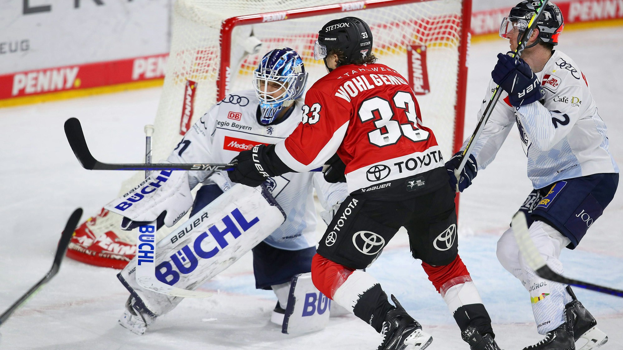Tim Wohlgemuth schießt den Puck auf das Tor von Torhüter Devin Williams.