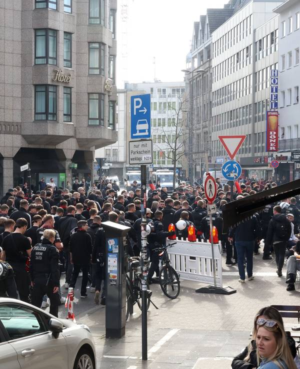 Leverkusener Ultra-Fans marschieren vor dem Derby gegen den 1. FC Köln vom Breslauer Platz zum Neumarkt und von da fahren sie mit Sonderbahnen zum Stadion.