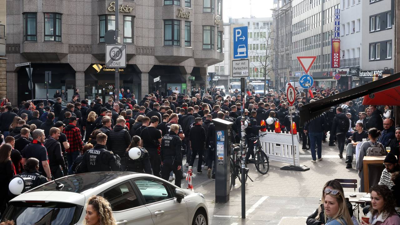 Leverkusener Ultra-Fans marschieren vor dem Derby gegen den 1. FC Köln vom Breslauer Platz zum Neumarkt und von da fahren sie mit Sonderbahnen zum Stadion.