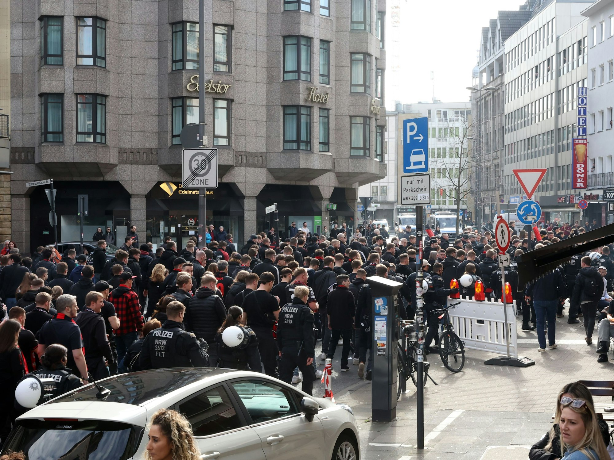 Leverkusener Ultra-Fans marschieren vor dem Derby gegen den 1. FC Köln vom Breslauer Platz zum Neumarkt und von da fahren sie mit Sonderbahnen zum Stadion.