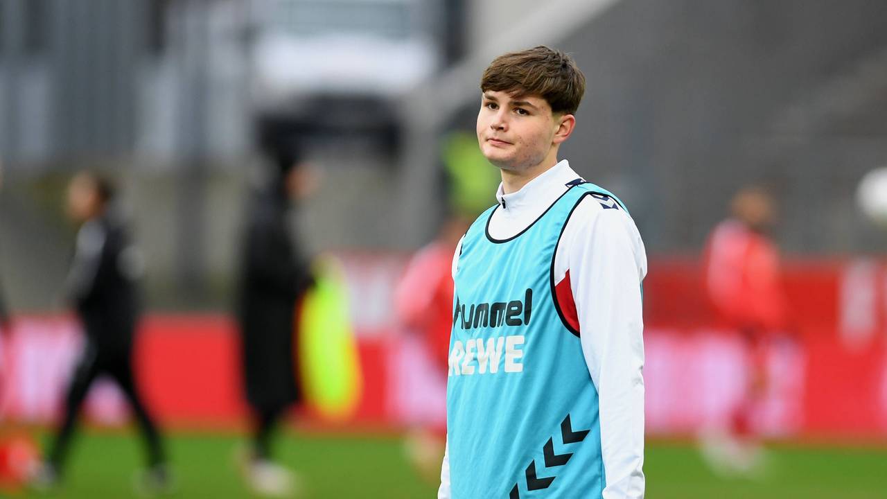 Jaka Cuber Potocnik beim Aufwärmen vor einem Testspiel des 1. FC Köln bei Rot-Weiß Essen.