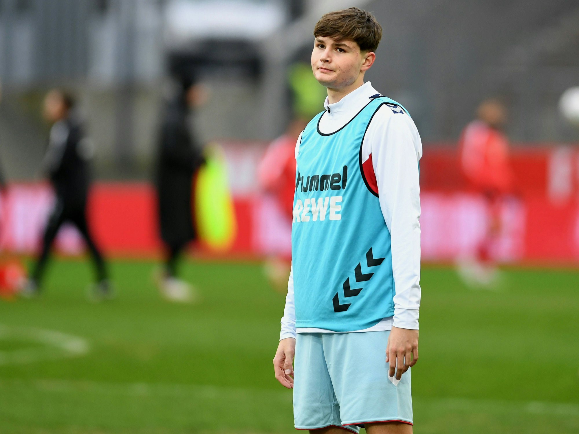 Jaka Cuber Potocnik beim Aufwärmen vor einem Testspiel des 1. FC Köln bei Rot-Weiß Essen.