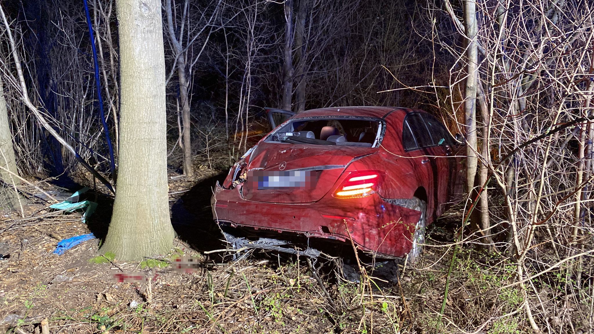 Am Samstagabend ist ein Auto auf der A57 bei Neuehrenfeld von der Fahrbahn abgekommen.